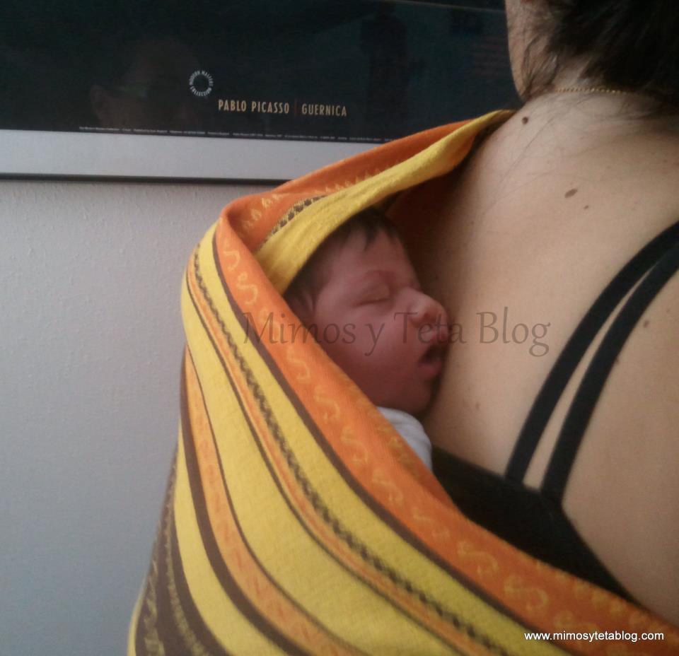 recién nacido en portabebés